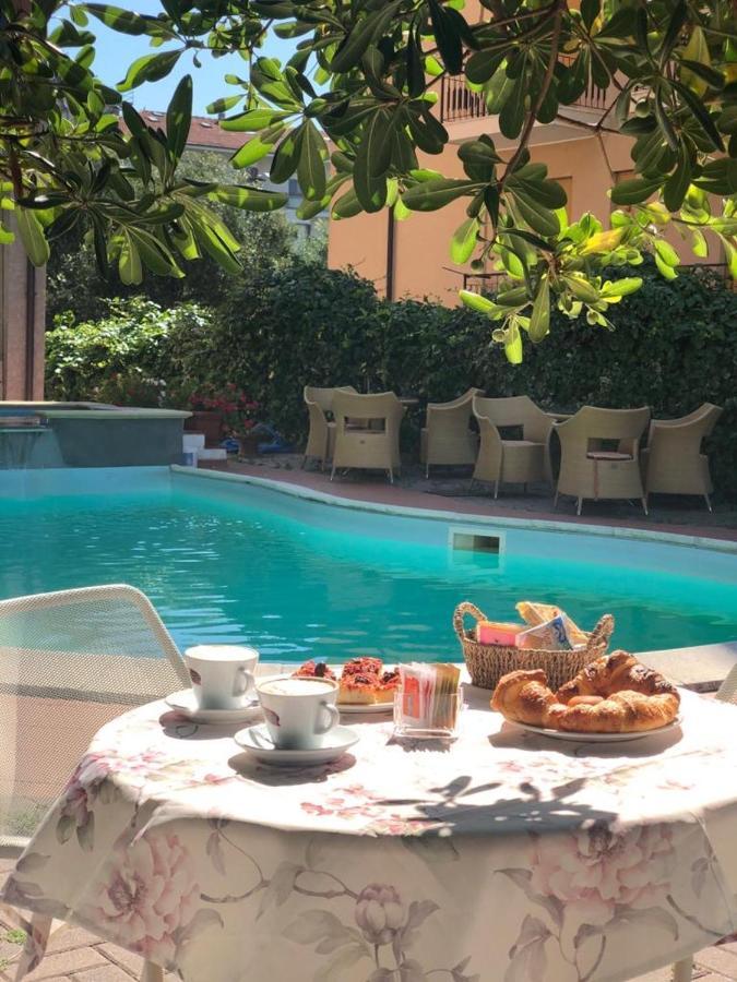 Hotel Kristall ディアーノ・マリーナ エクステリア 写真
